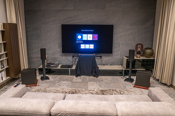 サブウーファーを2基左右に置くことで、均等な低音を実現。
低音というのは一般的に方向を感じないと言う風に言われていて、サブウーファーは何処に置いてもいいよって書かれていたり、言われていますが、人間の耳って敏感なもので、どこからなっているのかわかるんだとか。それを左右に2つのウーファーを配置することで、方向感を感じなくなって、より没入感を得ることが出来るとのこと。均等な低音を実現できるという贅沢な話でした。